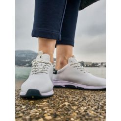 Buty sportowe damskie TBS Confort. Białe buty sportowe lifestyle TBS, bez wzorów, sportowe, bez zapięcia. Za 521.50 zł.