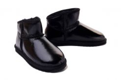 EMU AUSTRALIA W12922 Aarons Glossy black, botki damskie. Czarne botki Emu Australia, bez wzorów, ze skóry, bez obcasa, bez zapięcia. Za 510.93 zł.