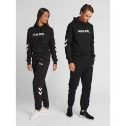 Jogging Hummel Legacy. Czarne szorty Hummel, bez wzorów, z materiału, sportowe. Za 144.50 zł.