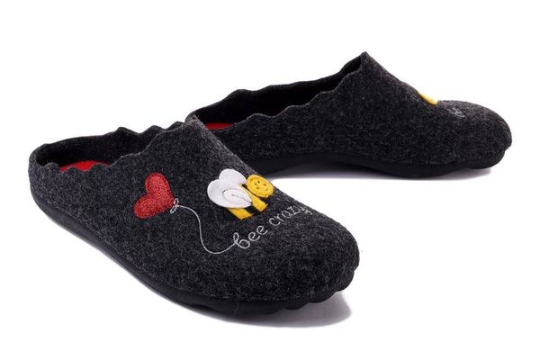 MANITU 320089-01 schwarz, kapcie damskie. Czarne kapcie Manitu, bez wzorów. Za 165.92 zł.