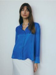 Satynowa koszula z wiskozy - niebieski. Niebieskie koszule Reserved, l, bez wzorów, z satyny, bez kołnierzyka, bez ramiączek. W wyprzedaży za 29.99 zł.