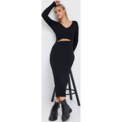 Calvin Klein sukienka kolor czarny midi dopasowana. Czarne sukienki Calvin Klein, m, bez wzorów, z acetatu, bez kołnierzyka, bez ramiączek, maxi, dopasowane. Za 899.99 zł.