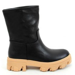Botki z prostą cholewką Seneh BLACK(camel) czarne. Czarne botki bez wzorów, ze skóry ekologicznej, bez obcasa, bez zapięcia. Za 222.66 zł.