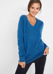 Sweter dzianinowy z dekoltem w serek Oversized Fit. Niebieskie swetry bonprix, bez wzorów, z dzianiny, bez ramiączek. Za 82.99 zł.