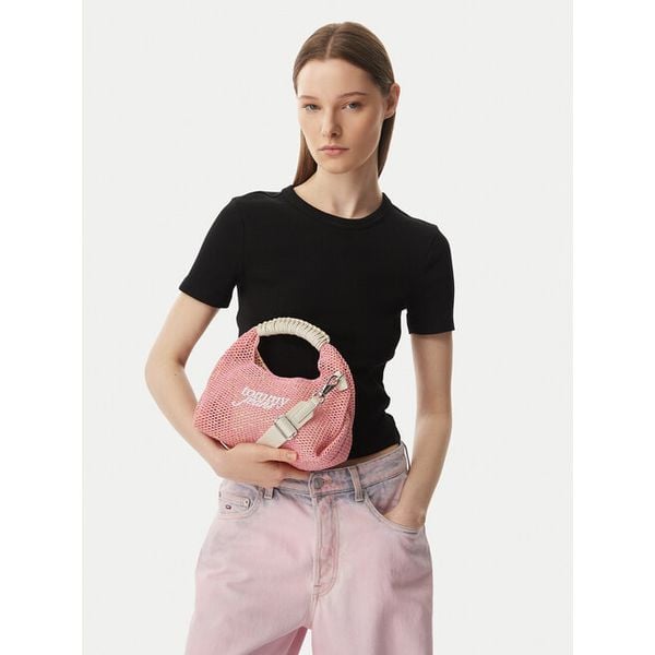 Torebka Tommy Jeans. Czerwone torebki klasyczne Tommy Jeans, bez wzorów, z jeansu, klasyczne, bez dodatków. Za 409.99 zł.