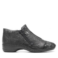 Botki Rieker. Czarne botki Rieker, bez wzorów, bez obcasa, na płaskiej podeszwie, bez zapięcia. Za 279.99 zł.