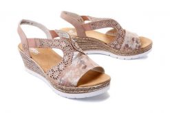 RIEKER 61916-31 rose, sandały damskie. Czerwone sandały Rieker, w ażurowe wzory, bez obcasa, na koturnie, bez zapięcia. Za 299.90 zł.