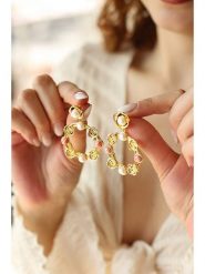 Pierres delicates Pozłacane kolczyki-wkrętki z waryscytami rozmiar: onesize. Czerwone kolczyki Pierres delicates, z perłą, pozłacane. Za 83.03 zł.