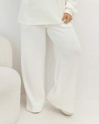 Oversizowe prążkowane spodnie Good Day Ahead na gumce z kieszeniami w kolorze ecru Plus Size Oversize. Białe spodnie materiałowe Moda Size Plus Iwanek, bez wzorów, z dresówki, długie, trekkingowe. Za 199.90 zł.