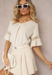 Beżowa Luźna Bluzka z Ażurową Wstawką na Rękawach Birian. Brązowe bluzki Renee, w ażurowe wzory, z jeansu, eleganckie, bez kołnierzyka, bez ramiączek. W wyprzedaży za 43.99 zł.