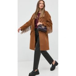 Guess płaszcz wełniany kolor beżowy przejściowy oversize. Brązowe płaszcze Guess, l, z aplikacjami, z wełny, bez kaptura. W wyprzedaży za 782.99 zł.