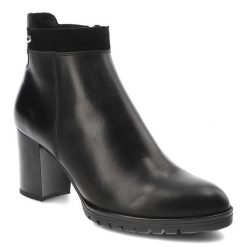 Czarne Botki Armodo Elegancie Obuwie Damskie. Czarne botki Armodo, z aplikacjami, ze skóry, klasyczne, bez obcasa, na obcasie, bez zapięcia. Za 349.00 zł.