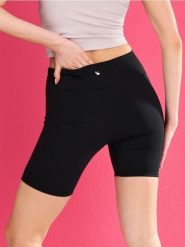 Sportowe szorty Gym Hard - czarny. Czarne szorty sportowe Sinsay, bez wzorów. Za 29.99 zł.