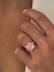 Les Petites Précieuses Pozłacany pierścionek z różowym kwarcem rozmiar: 52. Czerwone pierścionki Les Petites Précieuses, z kwarcem, pozłacane. Za 130.99 zł.