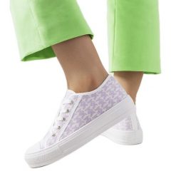 Biało fioletowe trampki Chelms białe. Białe trampki z aplikacjami, z tkaniny, eleganckie, bez zapięcia. Za 79.62 zł.