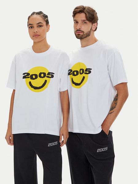 2005 T-Shirt Unisex Smiley Biały Regular Fit. Białe t-shirty 2005, xl, bez wzorów, z bawełny, bez kołnierzyka, bez ramiączek. Za 139.99 zł.