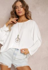 Biała Bluzka o Fasonie Nietoperza z Naszyjnikiem Kenola. Białe bluzki Renee, bez wzorów, eleganckie, bez kołnierzyka, bez ramiączek. W wyprzedaży za 43.99 zł.