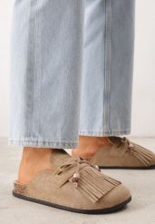 Ciemnobeżowe Płaskie Klapki Mule Zdobione Frędzlami i Kokardką z Koralikami Petlame. Brązowe klapki Born2be, z aplikacjami, z jeansu, boho, bez obcasa, na płaskiej podeszwie, bez zapięcia. Za 79.99 zł.