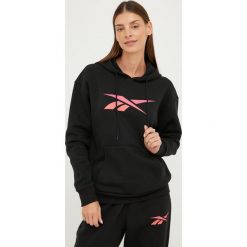Reebok bluza damska kolor czarny z kapturem z nadrukiem. Czarne bluzy Reebok, l, bez wzorów, z materiału, z kapturem. Za 179.99 zł.