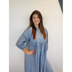 Niebieska sukienka w pionowe paski Alessia Santi. Niebieskie sukienki Alessia Santi, s, bez wzorów, z bawełny, klasyczne, bez kołnierzyka, bez ramiączek. W wyprzedaży za 1,010.00 zł.