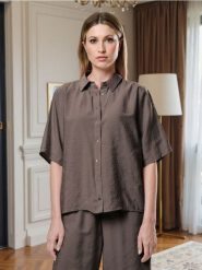 Koszula z krótkim rękawem i kołnierzykiem z modalem - brązowy. Brązowe koszule Sinsay, l, bez wzorów, bez kołnierzyka, bez ramiączek. Za 59.99 zł.