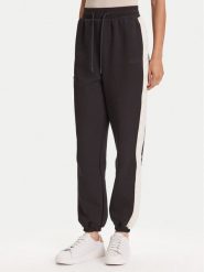 Guess Spodnie dresowe V5YB02 KB3P2 Czarny Regular Fit. Czarne spodnie dresowe Guess, z aplikacjami, z bawełny. Za 189.99 zł.