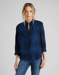 DAMSKA BLUZKA LEE ESSENTIAL BLOUSE RELXED FIT WASHED BLUE L45VGBLR 112110599. Niebieskie bluzki Lee, l, bez wzorów, bez kołnierzyka, bez ramiączek. Za 129.99 zł.