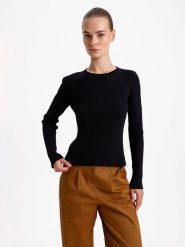 BGN Sweter w kolorze czarnym rozmiar: 38. Czarne swetry BGN, bez wzorów, bez ramiączek. Za 96.83 zł.