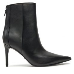 Botki Guess. Czarne botki Guess, z aplikacjami, bez obcasa, na szpilce, bez zapięcia. Za 489.99 zł.