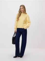 Sweter z dodatkiem wełny - jasnożółty. Żółte swetry Reserved, l, bez wzorów, z dzianiny, bez ramiączek. Za 129.99 zł.
