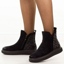 Czarne zamszwe botki damskie Potocki 19365. Czarne botki POTOCKI, bez wzorów, z dzianiny, eleganckie, z okrągłym noskiem, bez obcasa, na płaskiej podeszwie, bez zapięcia. W wyprzedaży za 148.85 zł.