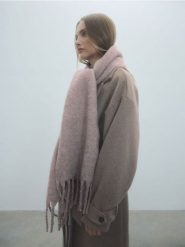 Szalik z dodatkiem wełny - brązowy. Brązowe szaliki i kominy Reserved, bez wzorów, z wełny. W wyprzedaży za 49.99 zł.