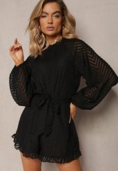 Czarny Elegancki Kombinezon z Tłoczonym Wzorem Falbankami i Bufiastymi Rękawami Dalisa. Czarne sukienki Renee, na spotkanie biznesowe, l, bez wzorów, eleganckie, bez kołnierzyka, bez ramiączek. W wyprzedaży za 127.99 zł.