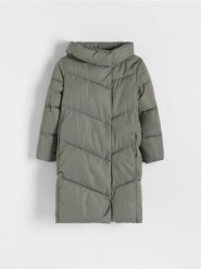 Pikowany płaszcz - jasny zielony. Zielone płaszcze Reserved, bez wzorów, z tkaniny, bez kaptura. W wyprzedaży za 69.99 zł.