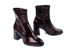 TAMARIS 1-25357-41 568 merlot patent, botki damskie. Czerwone botki Tamaris, bez wzorów, z polaru, bez obcasa, bez zapięcia. Za 284.32 zł.