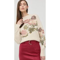Silvian Heach sweter wełniany damski kolor beżowy lekki. Brązowe swetry Silvian Heach, l, bez wzorów, z dzianiny, bez ramiączek. W wyprzedaży za 474.99 zł.