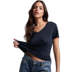 Damska koszulka z haftem i płomieniem v-neck Superdry. Niebieskie t-shirty sportowe Superdry, bez wzorów, bez ramiączek. Za 126.65 zł.