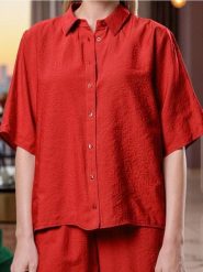 Koszula z krótkim rękawem i kołnierzykiem z modalem - czerwony. Czerwone koszule Sinsay, l, bez wzorów, bez kołnierzyka, bez ramiączek. W wyprzedaży za 32.99 zł.