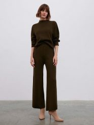 BGN Spodnie w kolorze khaki rozmiar: 40. Brązowe spodnie materiałowe BGN, bez wzorów, z materiału. Za 147.91 zł.