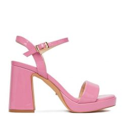 Sandały DeeZee. Czerwone sandały DeeZee, bez wzorów, bez obcasa, na słupku, bez zapięcia. Za 159.99 zł.