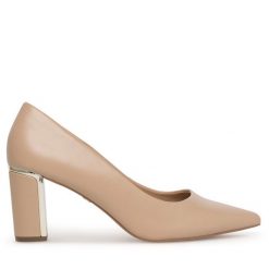 Czółenka Nine West. Brązowe czółenka Nine West, bez wzorów, bez obcasa, bez zapięcia. Za 189.99 zł.