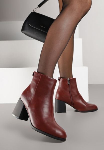 Bordowe Eleganckie Botki Vices na Słupku z Okrągłym Detalem przy Cholewce Widvire. Czerwone botki Renee, bez wzorów, biznesowe, z okrągłym noskiem, bez obcasa, na obcasie, bez zapięcia. Za 109.99 zł.