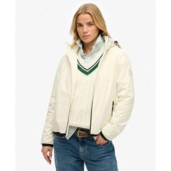 Kurtka przeciwwiatrowa z kapturem i logo. Białe kurtki Superdry, bez wzorów, eleganckie, z kapturem. W wyprzedaży za 283.10 zł.