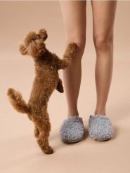 Kapcie z imitacji baranka - szary. Szare kapcie Sinsay, bez wzorów. Za 29.99 zł.