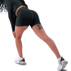 Techniczne szorty z efektem push-up i idealną sylwetką. Czarne szorty R-EVENGE, bez wzorów, z elastanu. Za 131.89 zł.