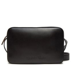 Torebka Calvin Klein. Czarne listonoszki Calvin Klein, bez wzorów, bez dodatków. Za 269.99 zł.