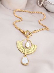 L'Atelier de Gaia Pozłacany naszyjnik z zawieszką - dł. 45 cm rozmiar: onesize. Białe naszyjniki L'Atelier de Gaia, z materiału, z perłą, pozłacane. Za 69.99 zł.