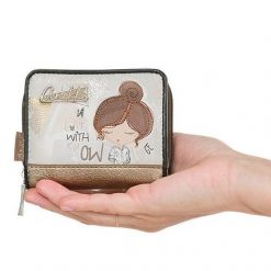 Portfel damski Anekke, z efektownym nadrukiem i metalowym logo zapinany na suwak wyposażony w przegrody na karty kieszeń na monety, brązowy, 42809-90. Brązowe portfele Anekke, bez wzorów. Za 129.00 zł.