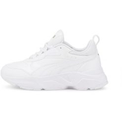 Buty damskie sportowe Puma CASSIA SL. Białe buty sportowe lifestyle Puma, bez wzorów, z gumy, sportowe, bez zapięcia. W wyprzedaży za 248.00 zł.