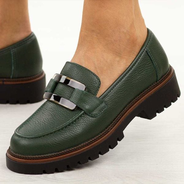 Zielone skórzane mokasyny damskie Sergio Leone 25166. Zielone mokasyny Sergio Leone, bez wzorów, z jeansu, z okrągłym noskiem. Za 269.00 zł.